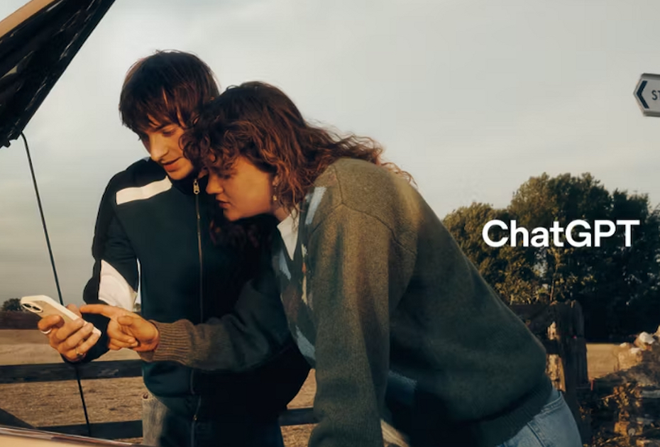 Usuarios descubriendo una experiencia de ChatGPT desde el móvil
